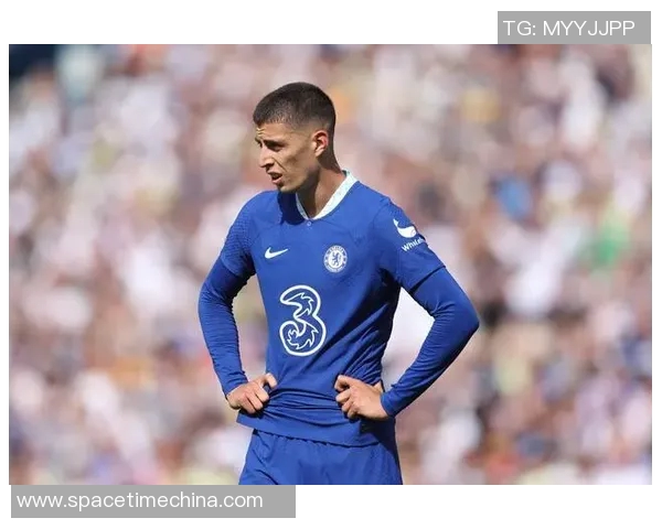 足球球星美式寸头造型解析：简洁硬朗的时尚潮流演绎